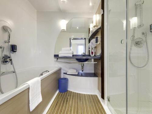 Suite Superior con cama doble y 2 camas individuales del hotel Novotel Suites Paris CDG Airport Villepinte. Foto 2