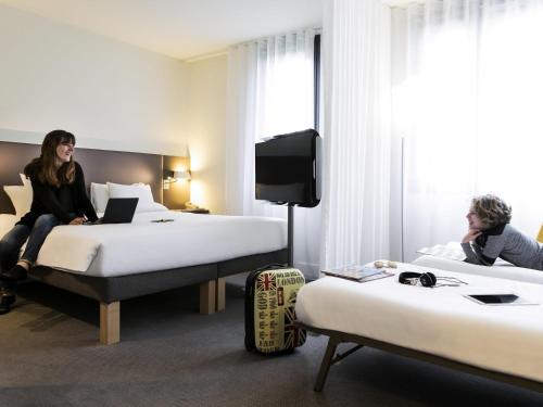 Suite Superior con cama doble y 2 camas individuales del hotel Novotel Suites Paris CDG Airport Villepinte. Foto 4