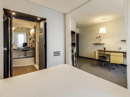 Suite Superior con cama doble y sofá cama del hotel Novotel Suites Paris CDG Airport Villepinte. Foto 9