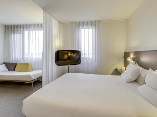 Suite Superior con cama doble y sofá cama del hotel Novotel Suites Paris CDG Airport Villepinte. Foto 11