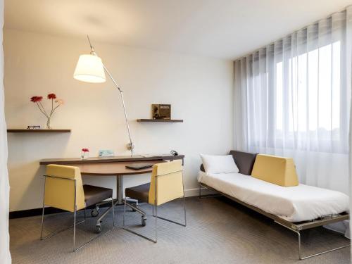 Suite Superior con cama doble y sofá cama del hotel Novotel Suites Paris CDG Airport Villepinte. Foto 13