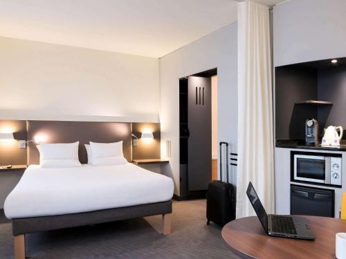 Suite Superior con cama doble y sofá cama del hotel Novotel Suites Paris CDG Airport Villepinte. Foto 14
