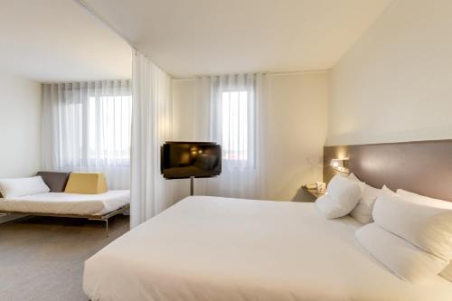Suite Superior con cama doble y sofá cama del hotel Novotel Suites Paris CDG Airport Villepinte. Foto 15