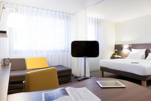 Suite Superior con cama doble y sofá cama del hotel Novotel Suites Paris CDG Airport Villepinte. Foto 16