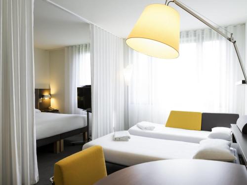 Suite Superior con cama doble y 2 camas individuales del hotel Novotel Suites Paris CDG Airport Villepinte. Foto 5