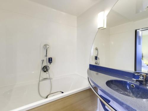 Suite Superior con cama doble y 2 camas individuales del hotel Novotel Suites Paris CDG Airport Villepinte. Foto 8