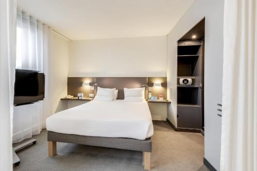 Suite Superior con cama doble y 2 camas individuales del hotel Novotel Suites Paris CDG Airport Villepinte. Foto 11