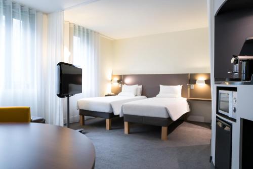 Suite Superior con cama doble y 2 camas individuales del hotel Novotel Suites Paris CDG Airport Villepinte. Foto 12