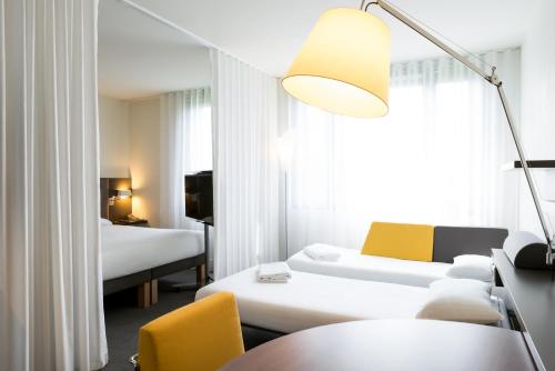 Suite Superior con cama doble y 2 camas individuales del hotel Novotel Suites Paris CDG Airport Villepinte. Foto 13