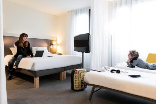 Suite Superior con cama doble y 2 camas individuales del hotel Novotel Suites Paris CDG Airport Villepinte. Foto 14