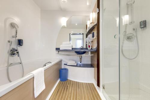 Suite Superior con cama doble y 2 camas individuales del hotel Novotel Suites Paris CDG Airport Villepinte. Foto 15