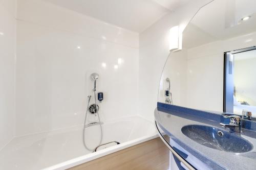 Suite Superior con cama doble y 2 camas individuales del hotel Novotel Suites Paris CDG Airport Villepinte. Foto 16