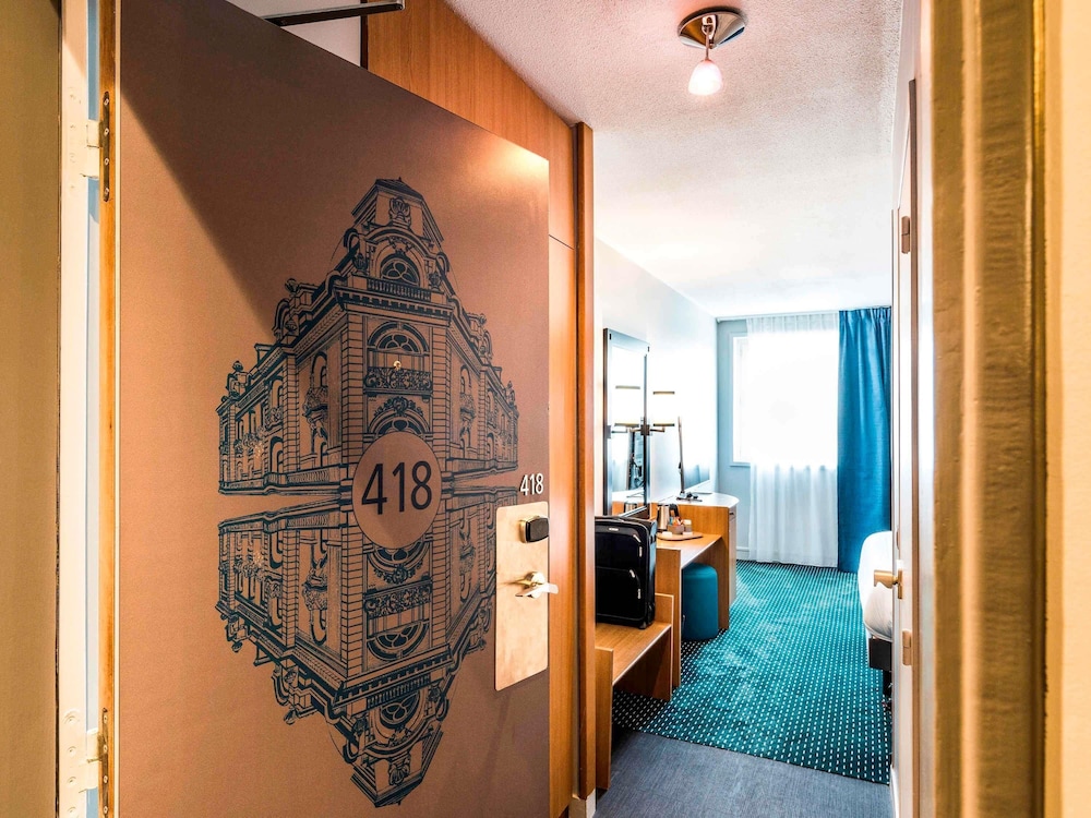 Habitación superior, 1 cama de matrimonio grande del hotel Mercure Paris Roissy Charles de Gaulle. Foto 2