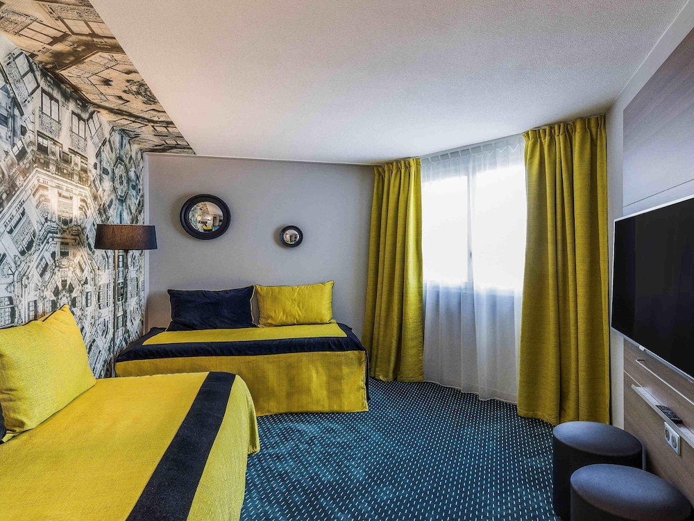 Suite con 1 cama doble y camas individuales del hotel Mercure Paris Roissy Charles de Gaulle