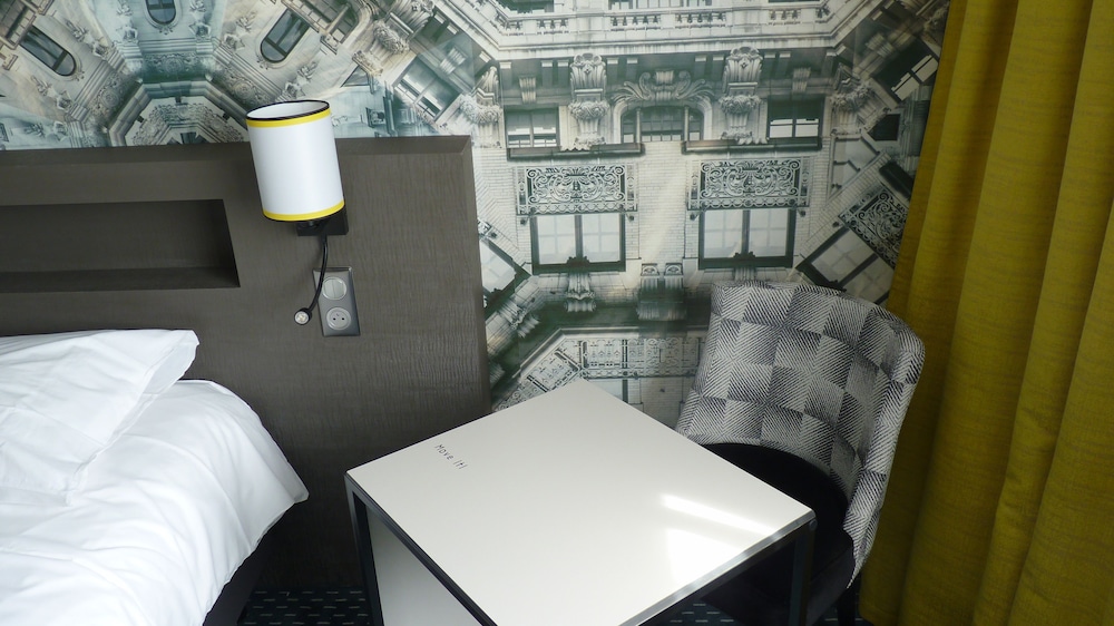 Suite con 1 cama doble y camas individuales del hotel Mercure Paris Roissy Charles de Gaulle. Foto 2