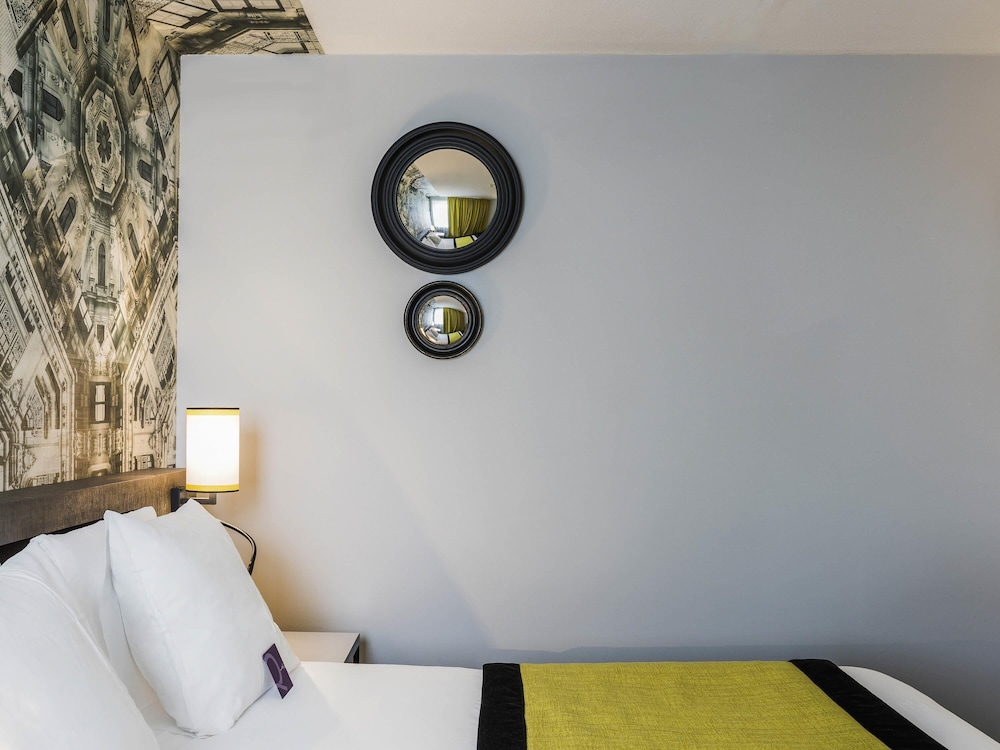 Suite con 1 cama doble y camas individuales del hotel Mercure Paris Roissy Charles de Gaulle. Foto 4