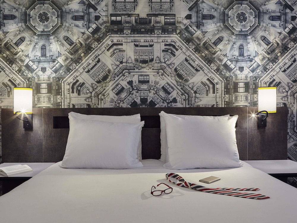 Suite con 1 cama doble y camas individuales del hotel Mercure Paris Roissy Charles de Gaulle. Foto 7