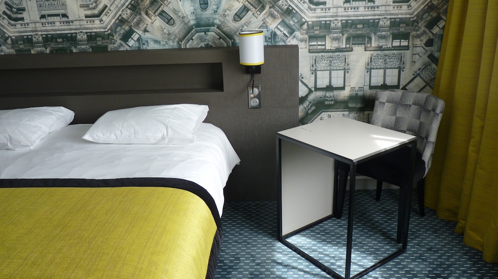 Suite con 1 cama doble y camas individuales del hotel Mercure Paris Roissy Charles de Gaulle. Foto 8