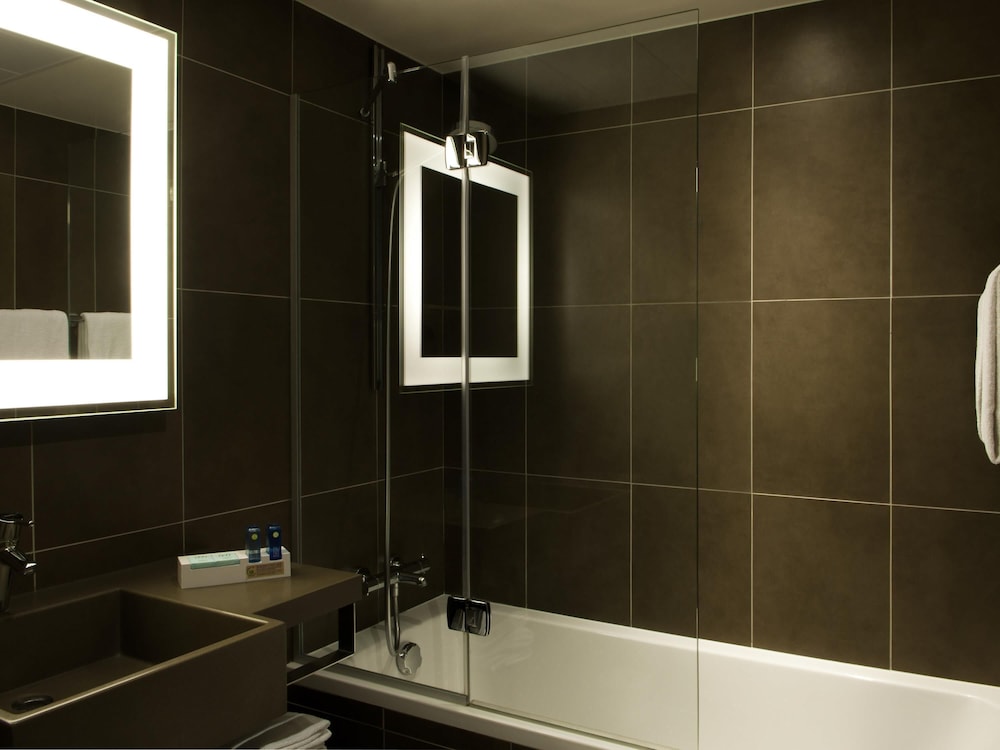 Habitación superior, 1 cama doble del hotel Novotel Paris Charles de Gaulle Airport. Foto 6