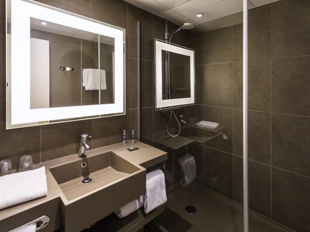 Habitación doble Business Sofá Cama incluido 1 Cama doble Normal del hotel Novotel Paris Charles de Gaulle Airport. Foto 5