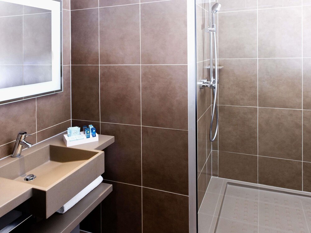 Habitación estándar, 2 camas individuales, no fumadores del hotel Novotel Paris Charles de Gaulle Airport. Foto 4