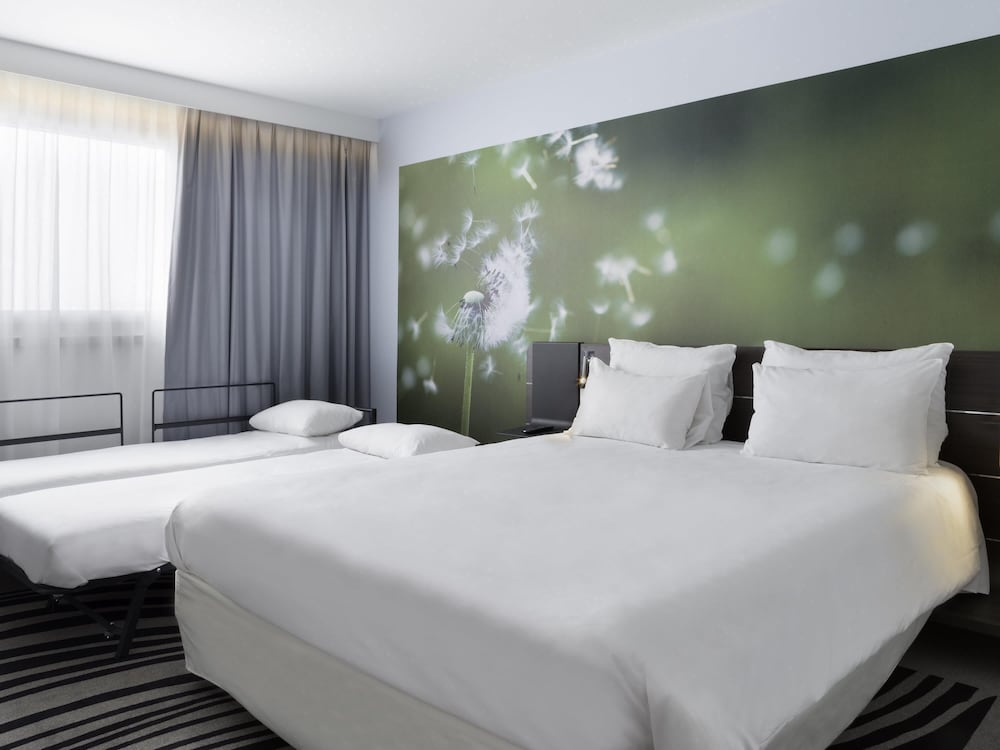 Habitación familiar, 1 cama doble con sofá cama del hotel Novotel Paris Charles de Gaulle Airport. Foto 7