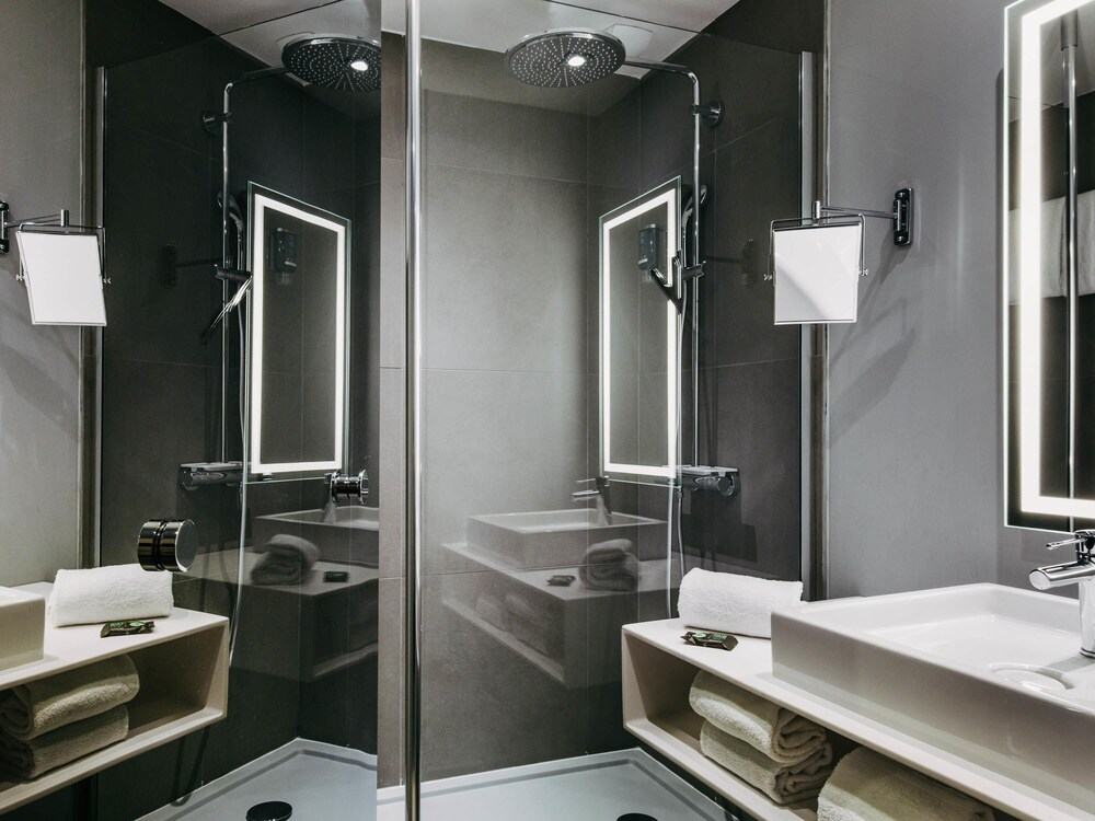 Habitación superior, 1 cama doble con sofá cama del hotel Novotel Paris Charles de Gaulle Airport. Foto 7