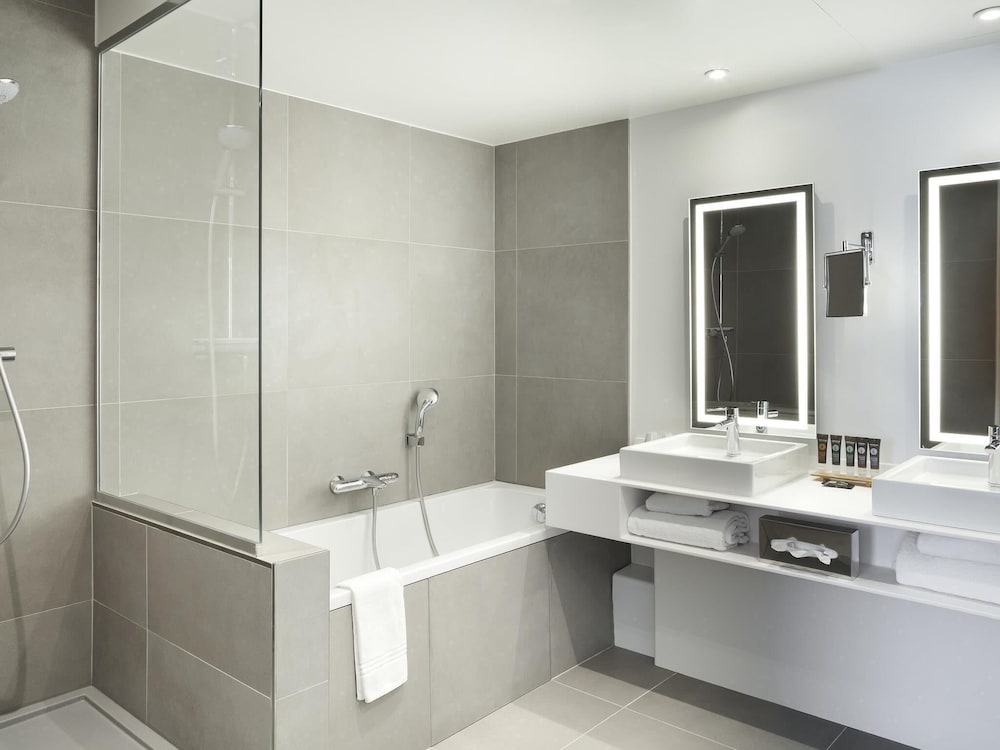 Suite, 1 cama doble del hotel Novotel Paris Charles de Gaulle Airport. Foto 9