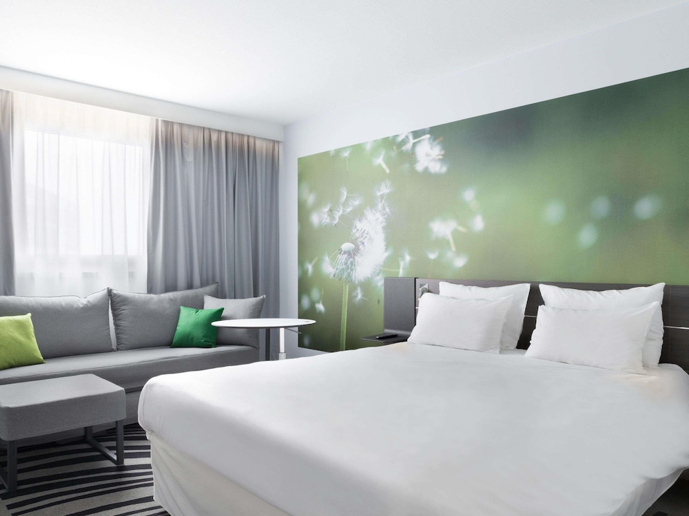 Habitación familiar, 1 cama doble con sofá cama del hotel Novotel Paris Charles de Gaulle Airport. Foto 8
