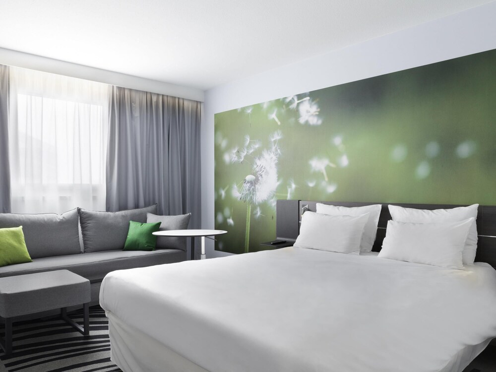Habitación familiar, 1 cama doble con sofá cama del hotel Novotel Paris Charles de Gaulle Airport. Foto 6