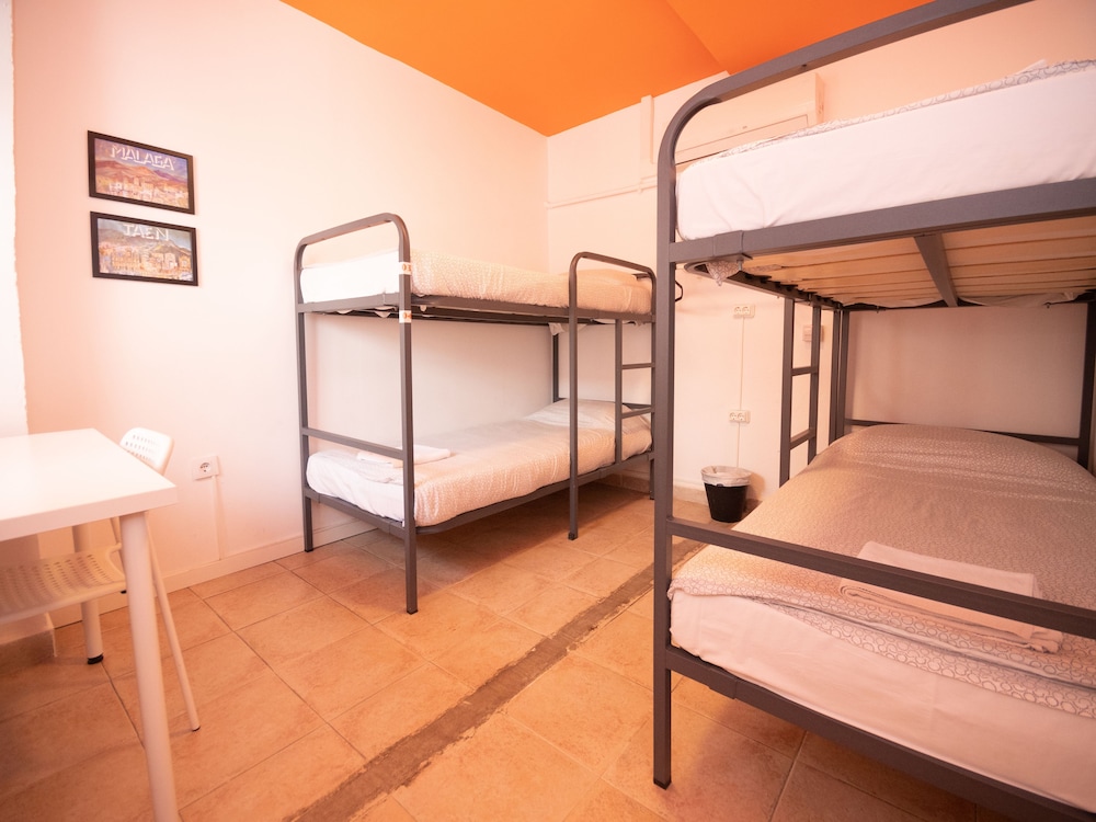 Habitación Triple Básica del hotel Arc House Sevilla - Hostel