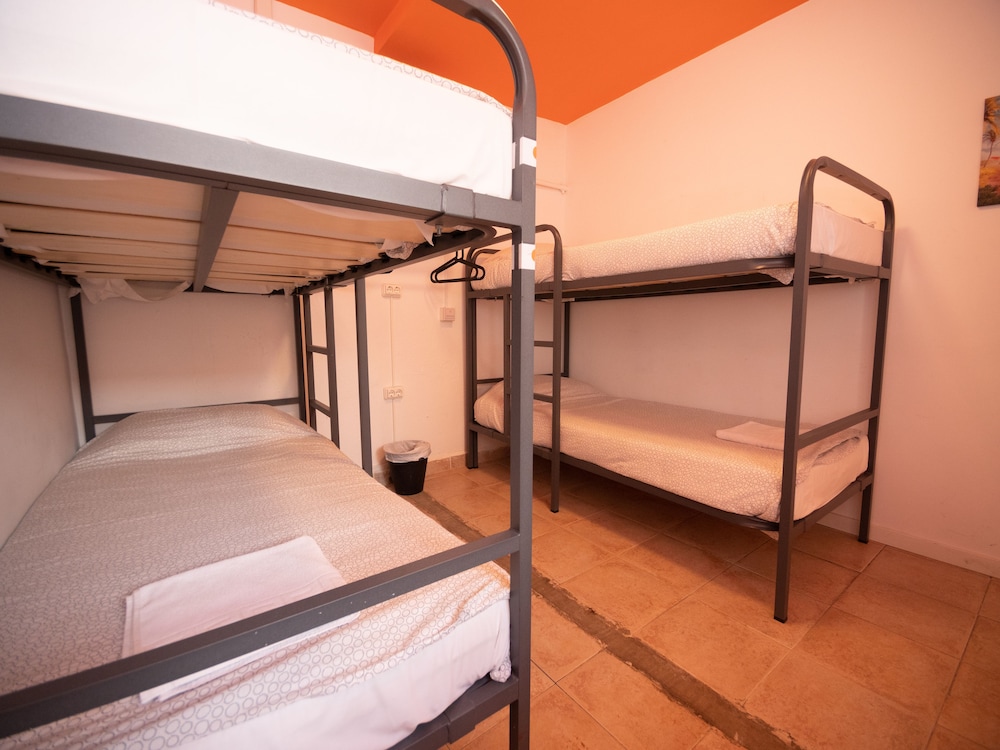 Habitación Triple Básica del hotel Arc House Sevilla - Hostel. Foto 1