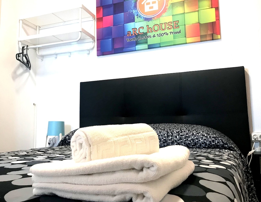 Habitación doble, baño privado del hotel Arc House Sevilla - Hostel. Foto 2