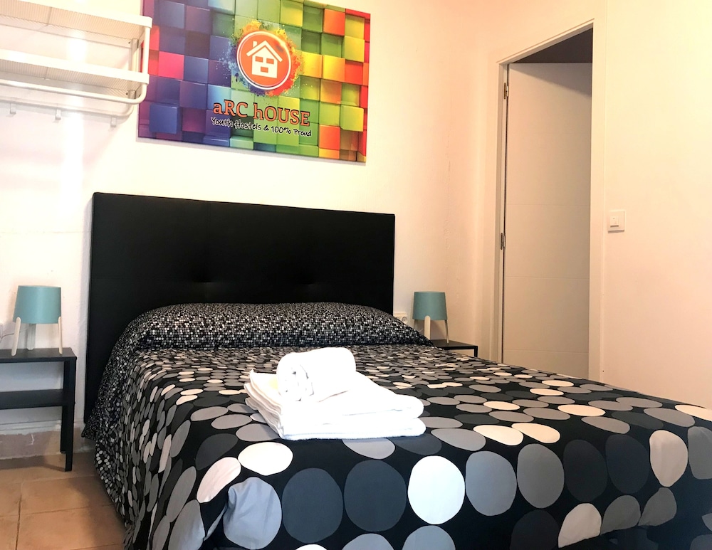 Habitación doble, baño privado del hotel Arc House Sevilla - Hostel. Foto 3