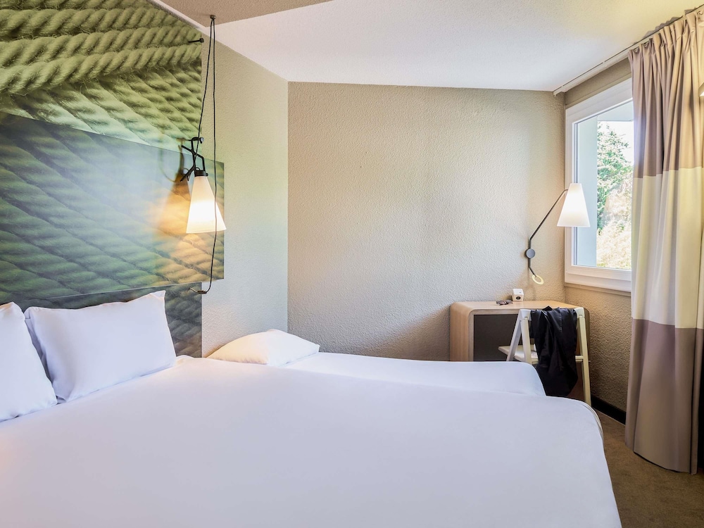 Habitación estándar doble, 1 cama doble con sofá cama del hotel Ibis Toulon La Seyne Sur Mer. Foto 1