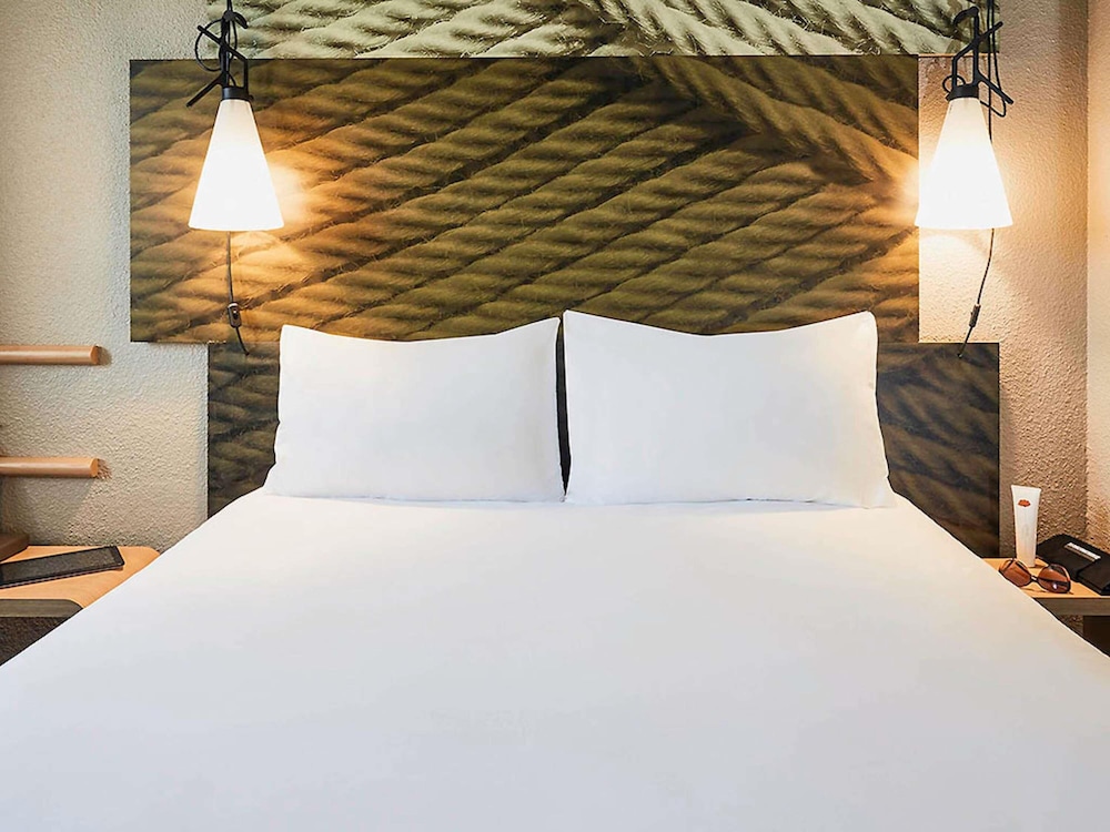 Habitación estándar doble, 1 cama doble con sofá cama del hotel Ibis Toulon La Seyne Sur Mer. Foto 2