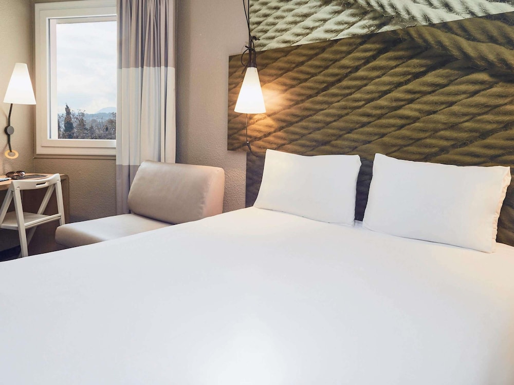 Habitación estándar doble, 1 cama doble con sofá cama del hotel Ibis Toulon La Seyne Sur Mer. Foto 4