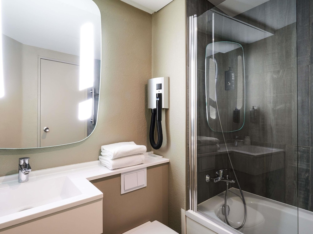 Habitación estándar, 2 camas individuales del hotel Ibis Toulon La Seyne Sur Mer. Foto 3