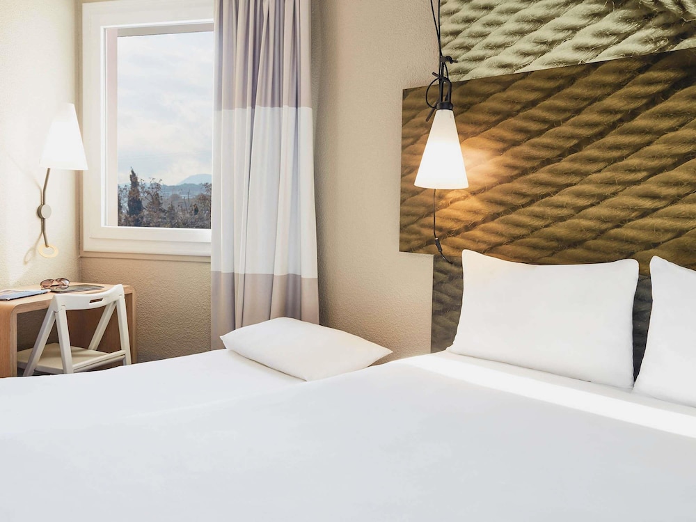 Habitación estándar doble, 1 cama doble con sofá cama del hotel Ibis Toulon La Seyne Sur Mer. Foto 5