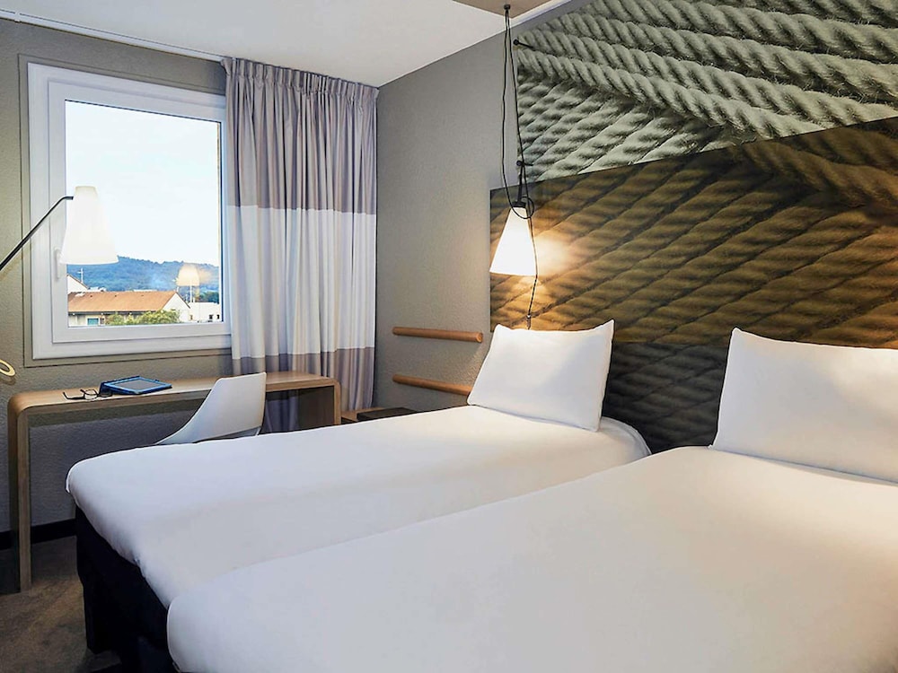 Habitación estándar doble, 1 cama doble con sofá cama del hotel Ibis Toulon La Seyne Sur Mer. Foto 6