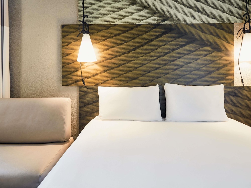 Habitación estándar doble, 1 cama doble con sofá cama del hotel Ibis Toulon La Seyne Sur Mer. Foto 8