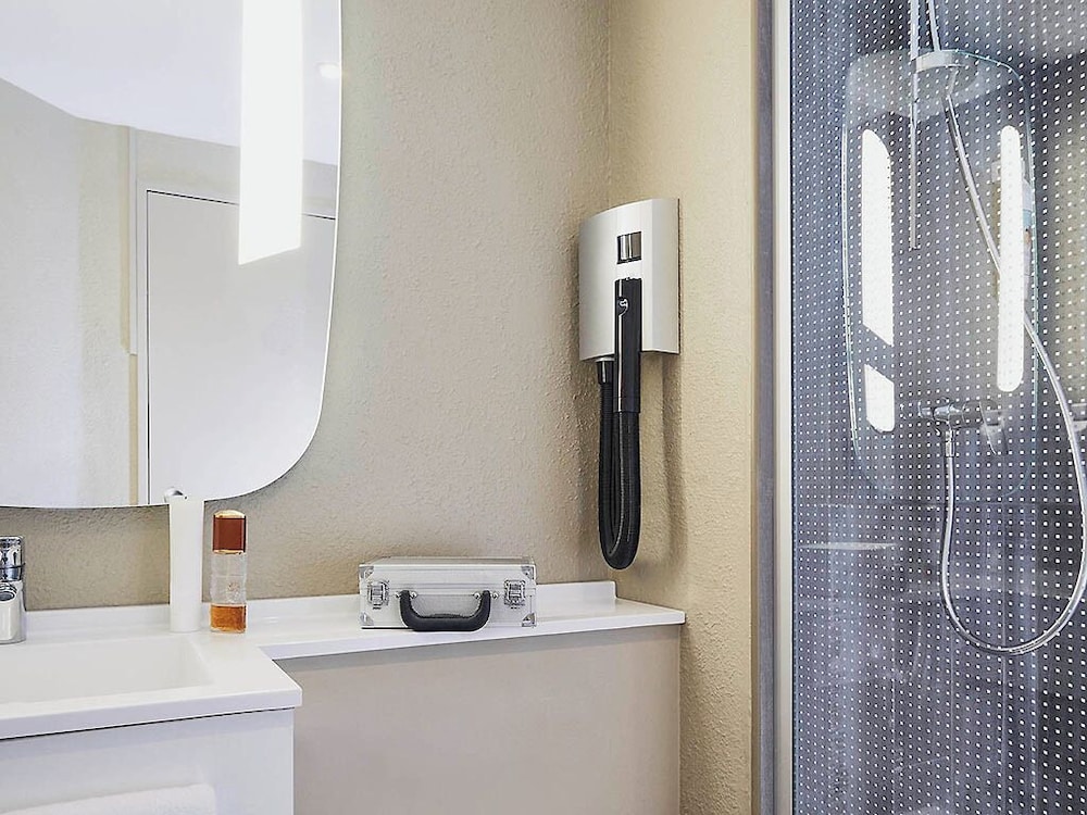 Habitación estándar, 2 camas individuales del hotel Ibis Toulon La Seyne Sur Mer. Foto 8