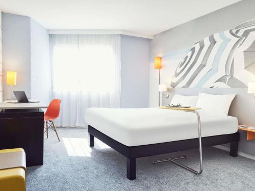 Habitación Standard con una cama doble y un sofá cama individual del hotel ibis Styles Toulon La Seyne-sur-Mer