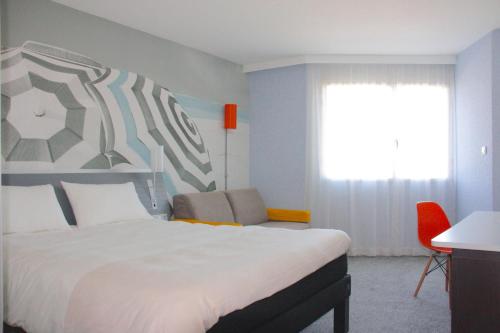 Habitación Standard con una cama doble y un sofá cama individual del hotel ibis Styles Toulon La Seyne-sur-Mer. Foto 3
