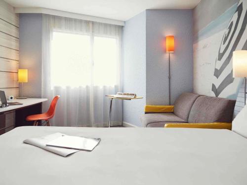 Habitación Standard con una cama doble y un sofá cama individual del hotel ibis Styles Toulon La Seyne-sur-Mer. Foto 4