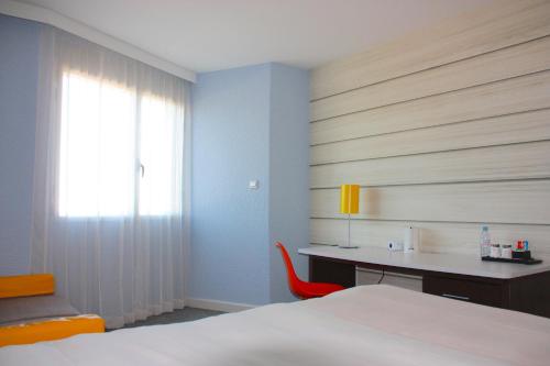Habitación Standard con una cama doble y un sofá cama individual del hotel ibis Styles Toulon La Seyne-sur-Mer. Foto 5