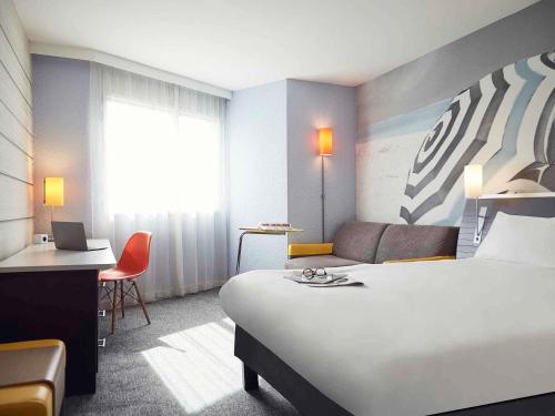 Habitación Standard con una cama doble y un sofá cama individual del hotel ibis Styles Toulon La Seyne-sur-Mer. Foto 7