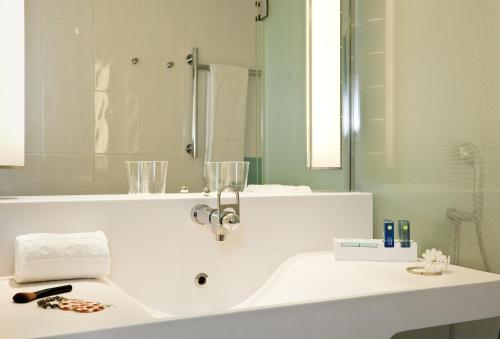 Habitación Standard con una cama doble y un sofá cama individual del hotel ibis Styles Toulon La Seyne-sur-Mer. Foto 9