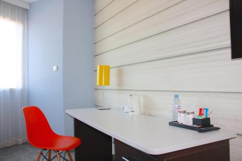 Habitación Standard con una cama doble y un sofá cama individual del hotel ibis Styles Toulon La Seyne-sur-Mer. Foto 10