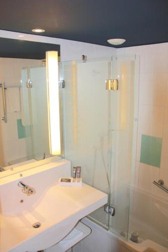 Habitación Standard con una cama doble y un sofá cama individual del hotel ibis Styles Toulon La Seyne-sur-Mer. Foto 11